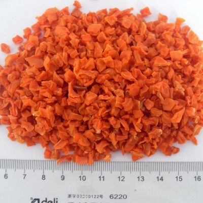 90 Kcal Calories Dried Carrot Flakes 10*10*3MM Dehydrated Carrot Chips